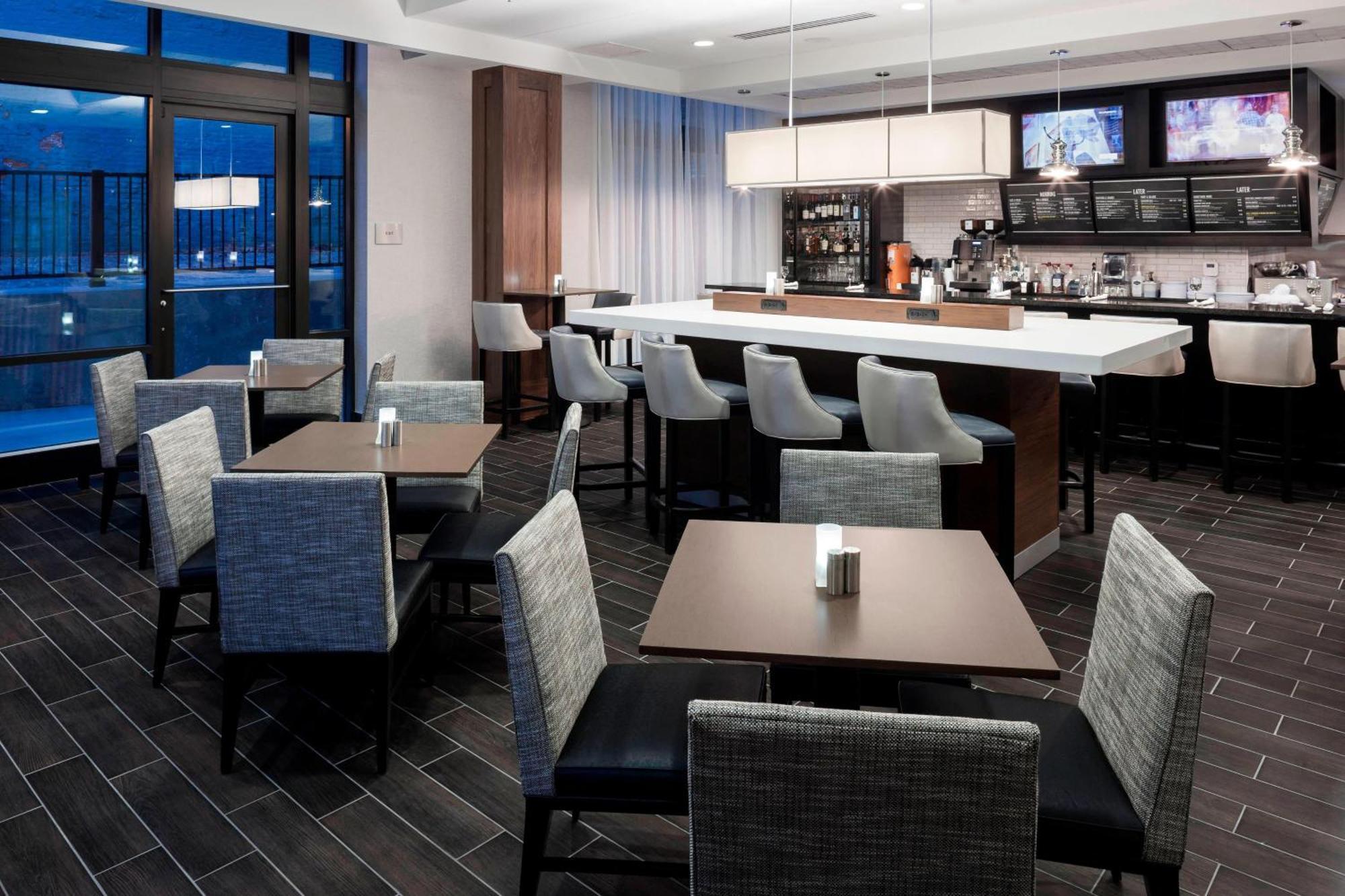 Courtyard By Marriott Richmond Downtown Hotel Екстериор снимка