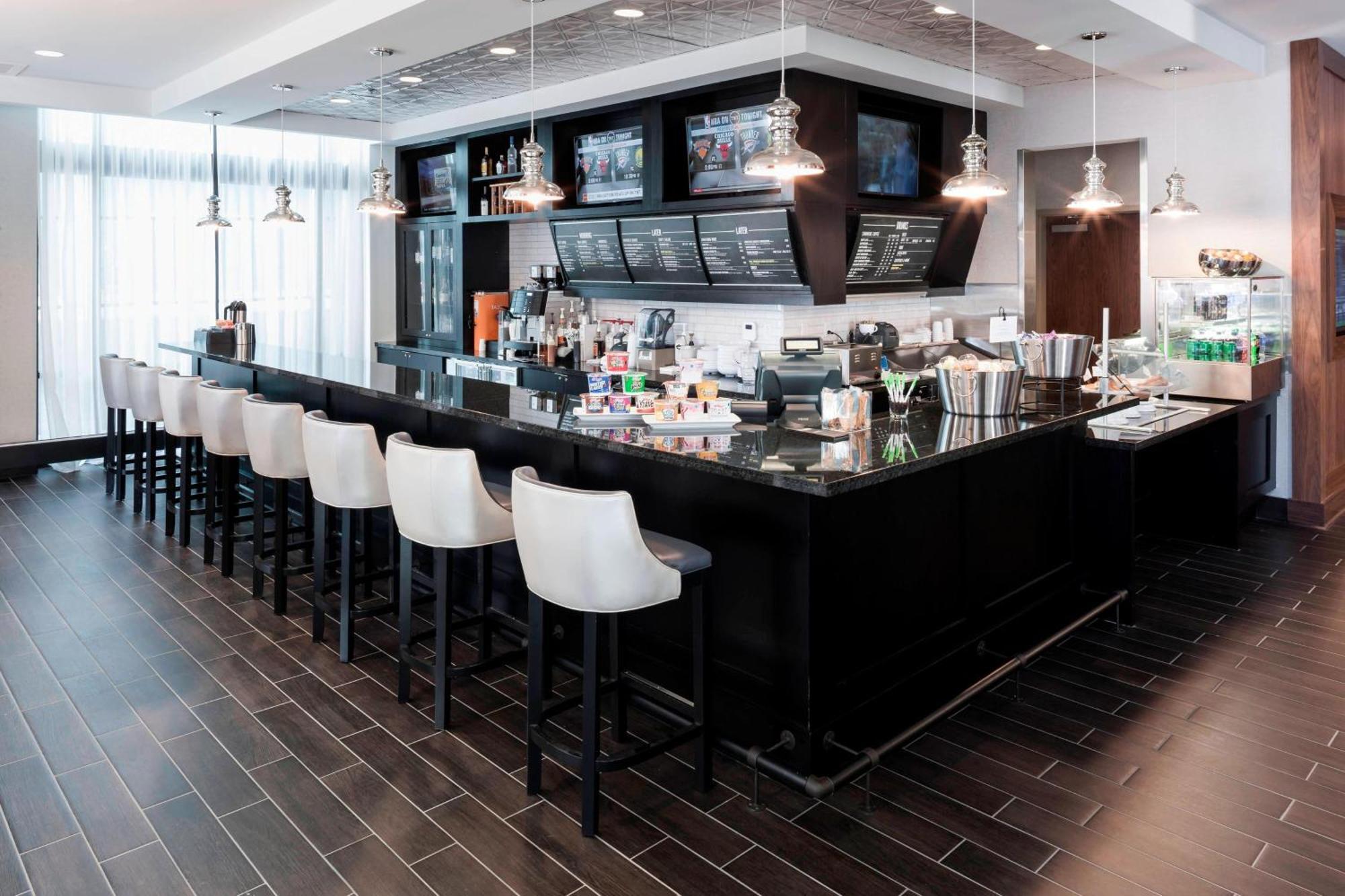 Courtyard By Marriott Richmond Downtown Hotel Екстериор снимка