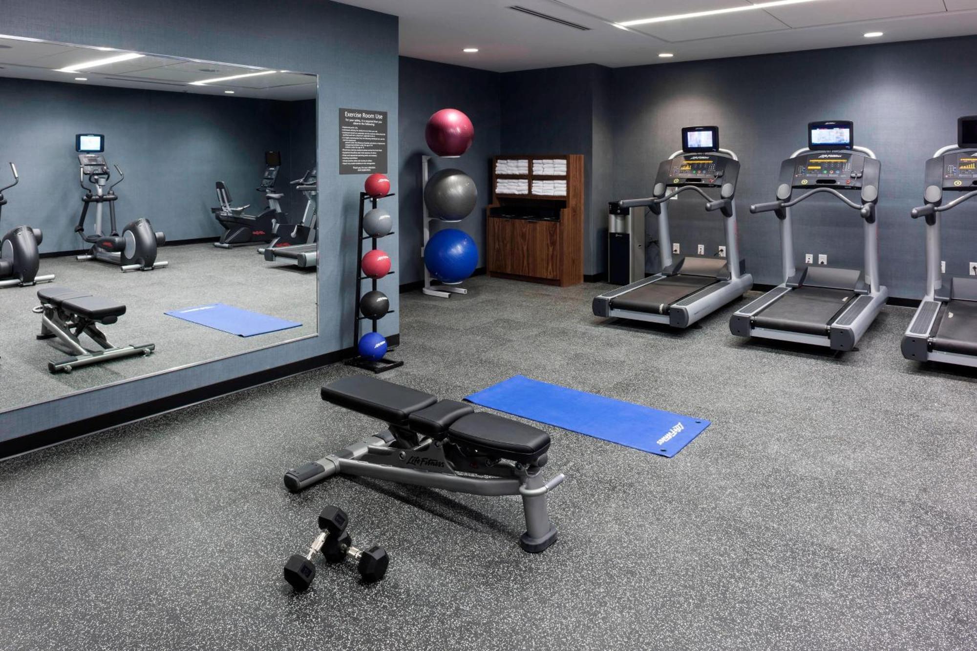 Courtyard By Marriott Richmond Downtown Hotel Екстериор снимка