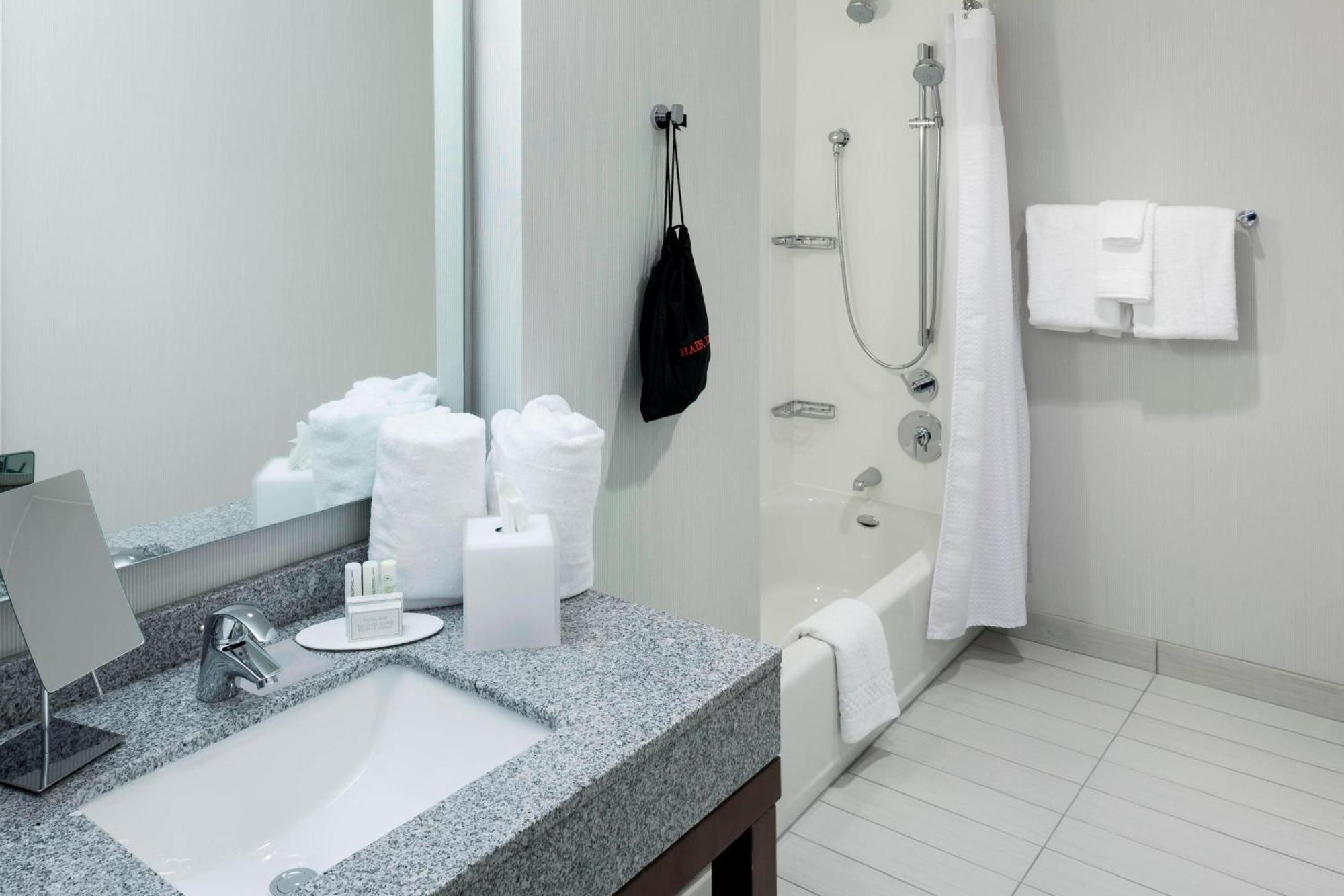Courtyard By Marriott Richmond Downtown Hotel Екстериор снимка