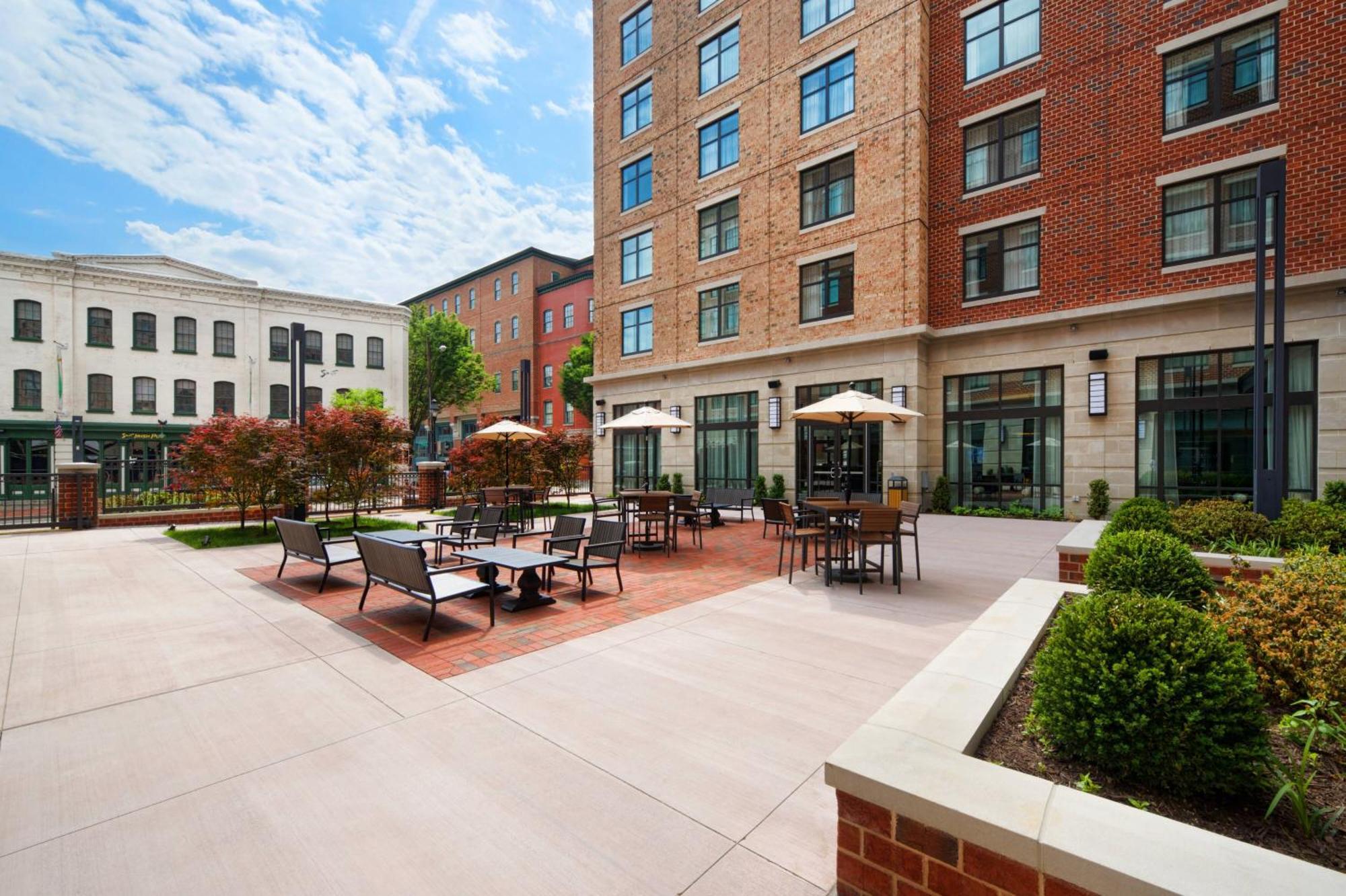 Courtyard By Marriott Richmond Downtown Hotel Екстериор снимка